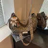 Bolso Retro de Estampado de Leopardo Otoño Invierno Transfronterizo Bolso de Mujer Moda Versátil Casual Elegante Bolso Dumpling para Viaje al Trabajo Bolso de Hombro Individual Cruzado