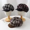 Gorra octogonal de moda a cuadros estilo coreano para mujer, gorra de artista de circunferencia de cabeza grande nueva, gorra de vendedor de periódicos estilo Hong Kong retro con visera de cuero