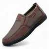 2026 Nuevos Zapatos de Malla Transpirable de Verano para Hombre Punta Redonda Simple Zapatos Casuales para Personas de Mediana Edad y Mayores Venta al por Mayor en Tienda Física Fuente de Artículos Más Vendidos