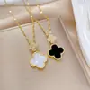 [Aço titânio] luxo leve elegante deslumbrante concha flor de quatro folhas colar feminino Rede vermelha tudo combina corrente clavícula corrente de aço titânio