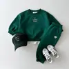 2026 Nuevo Conjunto Deportivo Casual Cómodo de Sudadera y Pantalón de Chándal para Niños, Versátil Estilo Coreano para Primavera y Otoño, con Letra y Corazón