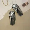 2026 Verano Nuevo Estilo Calzado Francés Suave Suela Tira Cruzada Cubierta Dedo del Pie Medias Zapatillas Zapatos de Mujer Suela Plana Zapatos Jaula de Cerdo Sandalias