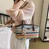 Bolsa Tecida Listrada Arco-Íris para Mulheres 2026 Nova Moda de Verão Bolsa de Ombro ou Axila Bolsa Tote de Alta Qualidade para o Dia a Dia