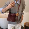 Bolso Cubo Retro de Gama Alta de Nicho para Mujer, Bolso de Mano Pequeño, Moda Nueva Otoño e Invierno 2025, Bolso Cruzado Versátil