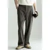 Pantalones casuales de lana para hombre con una textura crujiente, cintura semielástica y un diseño de pierna recta y ancha en un patrón floral gris para Otoño 2026