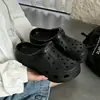 Cómodos y ligeros, estos zapatos perforados con soporte para el arco son adecuados para el uso a largo plazo sin fatiga.. Son elegantes, de color sólido y adecuados tanto para hombres como para mujeres.. Son una opción de moda para parejas y son perfectos para la ropa de playa de verano