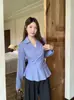 Camisa a rayas de otoño nueva talla grande estilo coreano con botones laterales adelgazante para la cintura top versátil