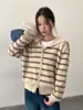 [Oufan] Cardigan Tricotado Listrado Coreano com Gola Lapela e Zíper Suéter Feminino de Alta Qualidade Solto com Gola Azul Marinho 11036