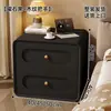 Mesita de Noche de Madera Maciza Color Crema, Nuevo Diseño de Piel, Lujo Ligero, Estilo Sencillo, Armario Pequeño de Almacenamiento Moderno para Dormitorio