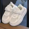 Tênis esportivos infantis estilo verão, antiderrapantes, casuais, versáteis, de sola plana, tênis da moda, design em malha respirável para meninos pequenos