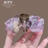 Estilo suave de alta gama clip de garra de flor de cristal de malla púrpura tamaño mediano clip para el pelo versátil para la atmósfera del commute parte trasera de la cabeza peinado medio recogido