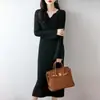Vestido de Punto Nuevo Otoño/Invierno 2026 de Lana Pura con Cuello en V y Mangas Largas Acampanadas, Vestido de Canalé Ajustado de Longitud Media