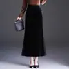 Saia de veludo dourado elegante estilo sereia para mulheres, novo modelo outono 2026, cintura alta, cobre o quadril, saia longa com efeito emagrecedor e de caimento.