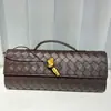 Bolso Nuevo Estilo de Cuero Trenzado con Acabado de Alta Gama, Bolso de Hombro de Nicho, Moderno y a la Moda, Bolso de Mano con Herrajes Dorados, Bolso Bandolera Tipo Baguette