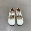 Sapatos Mary Jane retrô com bico dividido falso para mulheres, novos sapatos baixos de balé com cadarço estilo coreano 2026, sapatos de vovó baixos