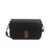 Bolso de mano pequeño cuadrado texturizado popular de este año para mujer 2026 Otoño nuevo color sólido hebilla bandolera individual bolso de viaje cruzado
