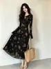 Vestido longo preto com estampa floral e corte evasê, adequado para o trabalho ou pausas para o chá, elegante, acinturado, modelador, gola redonda, vestido de outono feminino, atacado transfronteiriço