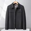 Novo Casaco Curto de Lã Masculino Outono 2026 com Gola Reversível, Bordado Simples, Roupa Casual para Homens Jovens e de Meia-idade