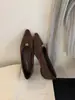 Zapatos planos de punta cuadrada y boca poco profunda estilo coreano para mujer, nueva colección de otoño, con hebilla metálica, material de gamuza, tacón bajo, versátiles para el trabajo y el uso diario, exudando un estilo elegante y refinado