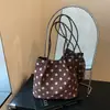 Bolso de hombro para mujer de estilo japonés con nuevos puntos artísticos, nuevo modelo 2026, bolso de hombro simple, fresco y de gran capacidad, moderno