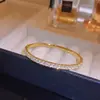 Pulseira requintada, deslumbrante e cintilante cravejada de diamantes para mulheres, apresentando um design luxuoso e único, totalmente incrustada com diamantes, uma peça de nicho e versátil para comércio transfronteiriço