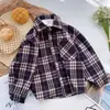 26 Nova coleção de outono: roupa externa xadrez estilosa e legal para meninos pequenos, com gola de veludo cotelê e design de frente aberta