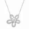 Collar de girasol de moissanita de diamantes completos para mujer, nicho de lujo ligero con un toque de alta gama, cadena para la clavícula con colgante hueco de camelia