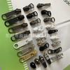 Cremallera Ykk No. 3 Deslizadores de Nylon para Maletas, Cadenas, Fundas de Edredón, Mosquiteros, Fundas de Almohada, Cabezales de Cremallera Ykk en Grandes Cantidades en Stock