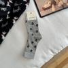 Calcetines estilo coreano estilo ins calcetines lindos con estampado de huellas de cachorro para mujer calcetines de media caña diseño nicho blanco y negro gris algodón puro calcetines apilados