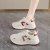 Novos tênis brancos com solas macias, sapatos casuais e respiráveis para viagem, outono antiderrapante leves 2026 versáteis de malha para mulheres