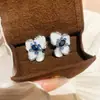 Pendientes de Flor Geométrica de Resina Azul Fresco con Aguja de Plata y Diamantes, Pendientes de Lujo Ligero de Gama Alta, Accesorios para Orejas de Moda y Versátiles