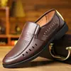 Zapatos de cuero calados para hombre sandalias de cuero de verano transpirables sandalias de cuero casual de negocios zapatos blancos para hombre de mediana edad y ancianos zapatos de papá