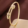 Pulsera vintage transfronteriza hueca con punta de circón y textura de hueso de serpiente, accesorio de alta gama para mujer, directo del fabricante