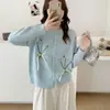 Cardigã de tricô versátil e suave estilo coreano com bordado floral feito à mão e gola redonda, novo suéter com laço outono/inverno para mulheres