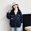 Casacos de primavera e outono para meninas, nova coleção 2026, roupas infantis estilosas para o outono, moletons com capuz da moda e blusas casuais para crianças mais velhas