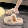 Chinelos Fofos Femininos para Uso Externo Outono/Inverno Novo Estilo Casa Interior Fivela de Cinto Celebridade da Internet Tamanho Grande Solado Grosso Chinelos de Algodão Pelúcia Preto