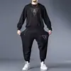 Conjunto casual de otoño: una sudadera elegante de manga larga con cuello redondo y estampado combinada con pantalones jogger de cintura alta con cordón