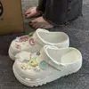 Sapatos Perfurados de Verão para Exterior Femininos 2026 Novo Estilo Semelhante a Tamanco Antiderrapante Antiodor Solado Grosso Sandálias de Praia EVA Femininas Verão