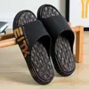 Nuevas pantuflas de suela gruesa para usar al aire libre, en casa, en interiores/exteriores, resistentes al desgaste, antideslizantes, cómodas pantuflas para hombre