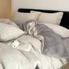 Juego de ropa de cama de cuatro piezas de terciopelo de leche de color sólido minimalista de grado A, engrosado para el calor del invierno, funda de edredón y sábana bajera de forro polar coral, disponible para compra grupal como regalo