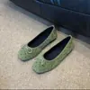 Sapatos rasos femininos de outono 2026, estilo coreano, com estampa de bolinhas, sola macia, bico fino, novos e modernos, versáteis para o trabalho e para combinar com saias