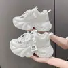 Zapatos de Mujer de Moda Versátiles de Suela Gruesa con Cordones Internos para Aumentar la Altura, Zapatos Deportivos Transpirables de Malla para Comercio Transfronterizo, Colección Primavera/Verano 2026