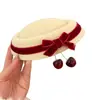 [Cereza Juguetona] Atmósfera de Otoño e Invierno Atmósfera Navideña Sombrero de Cereza con Lazo Sombrero de Navidad Pasador para el Cabello de Mujer