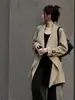 Gabardina corta color caqui para mujer, nuevo estilo de principios de otoño 2026, adecuada para personas menudas e intelectuales