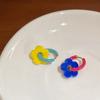 Pendientes de flores de verano con contraste de colores. Diseño de nicho para mujer. Pendientes con sentido del estilo 2025. Nuevas explosiones que combinan con todo.