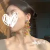 Pendientes largos con diseño personalizado de flores coloridas tejidas a mano para mujer, de primavera y verano, con hojas y flores de cuentas.