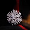 Estilo de moda de copo de nieve europeo y americano otoño e invierno nuevo diseño de nicho frío de alta gama exquisito broche accesorios de personalidad brillante