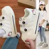 Zapatillas blancas de malla transpirable con velcro para mujer, suela gruesa, diseño de puntera de concha, ajuste cómodo, versátiles, zapatillas casuales para estudiantes