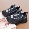 Sapatos infantis com fivela giratória, novo modelo outono 2026, sapatos de caminhada ao ar livre estilosos e versáteis para meninos e meninas