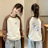 Camiseta de manga larga para niños con diseño de patchwork, nuevo estilo 2026, capa interior de forro polar cepillado para niñas, top de cuello redondo